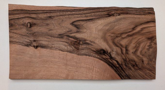 Noyer 41 x 20 cm  ép 0.6 mm (167)