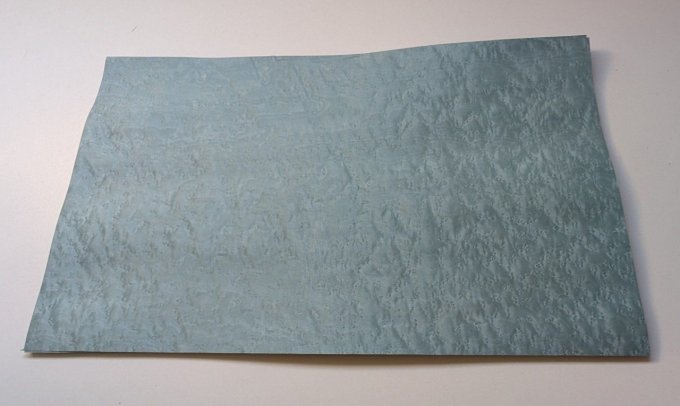 Erable moucheté bleu ciel 62 x 36 cm ép 0.6 mm         